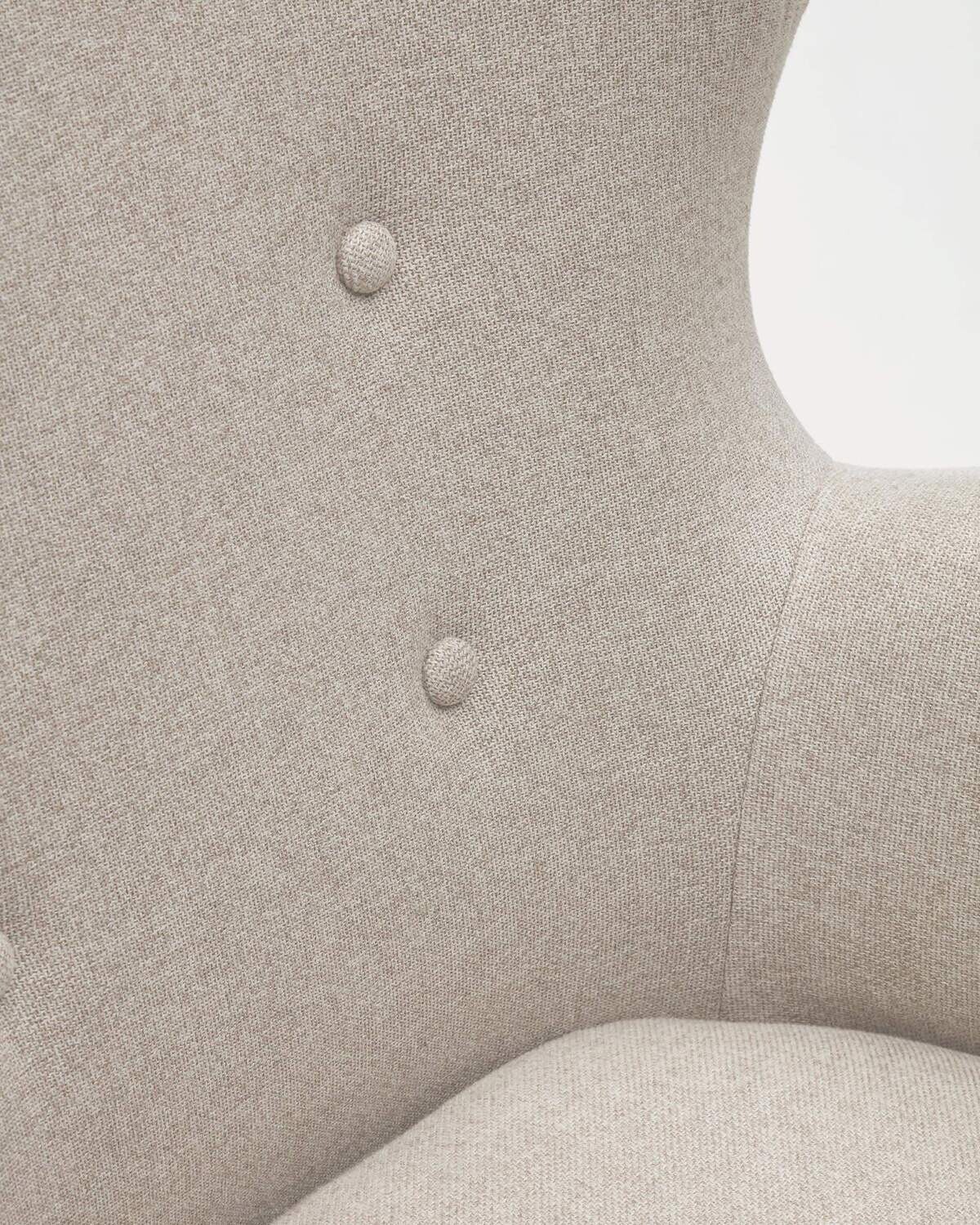 Butaca Patio de chenilla beige y patas de madera maciza de haya