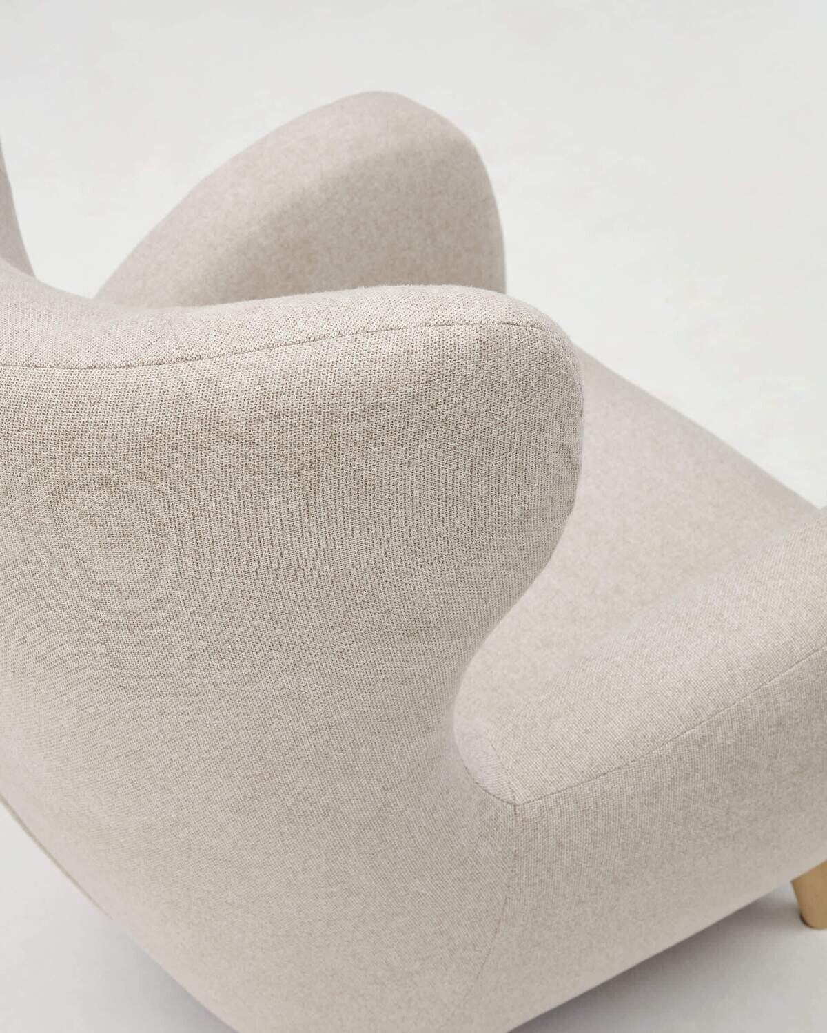 Butaca Patio de chenilla beige y patas de madera maciza de haya