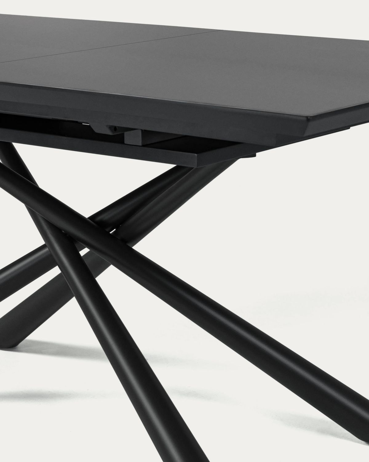 Mesa extensible Theone de cristal y patas de acero acabado negro 160 (210) x 90 cm