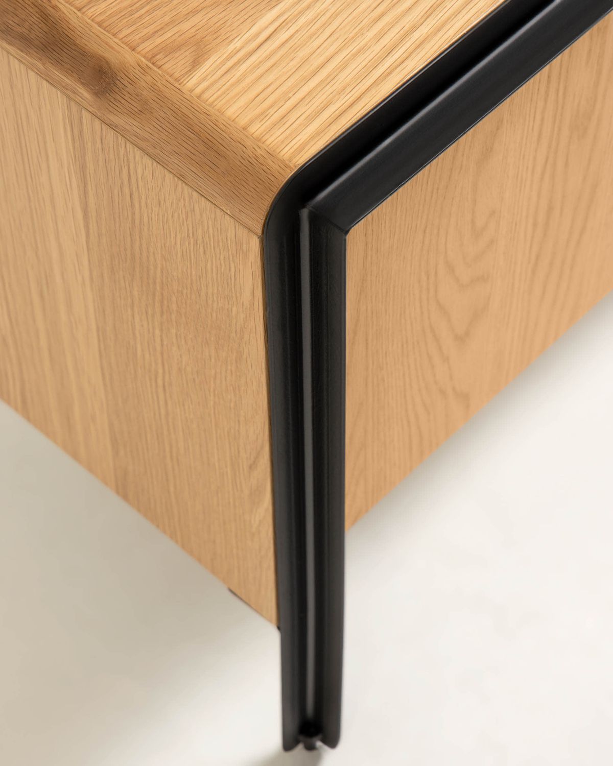 Mueble TV Nadyria 3 puertas chapa de roble y acero con acabado pintado negro 180 x 50 cm