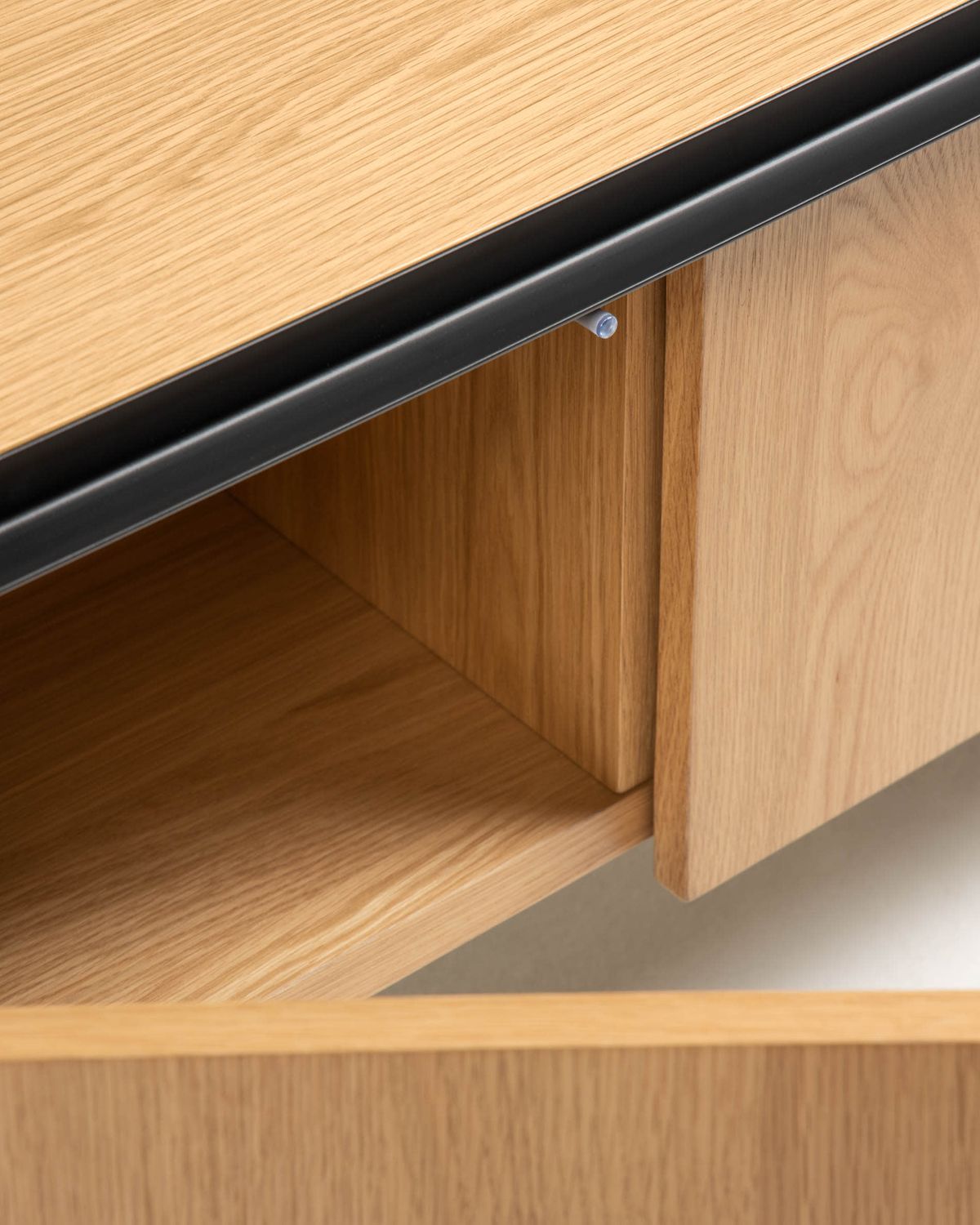 Mueble TV Nadyria 3 puertas chapa de roble y acero con acabado pintado negro 180 x 50 cm