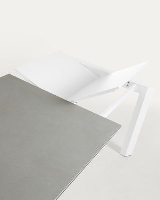 Mesa extensible Axis porcelánico acabado Hydra Plomo y patas de acero blanco 140 (200) cm