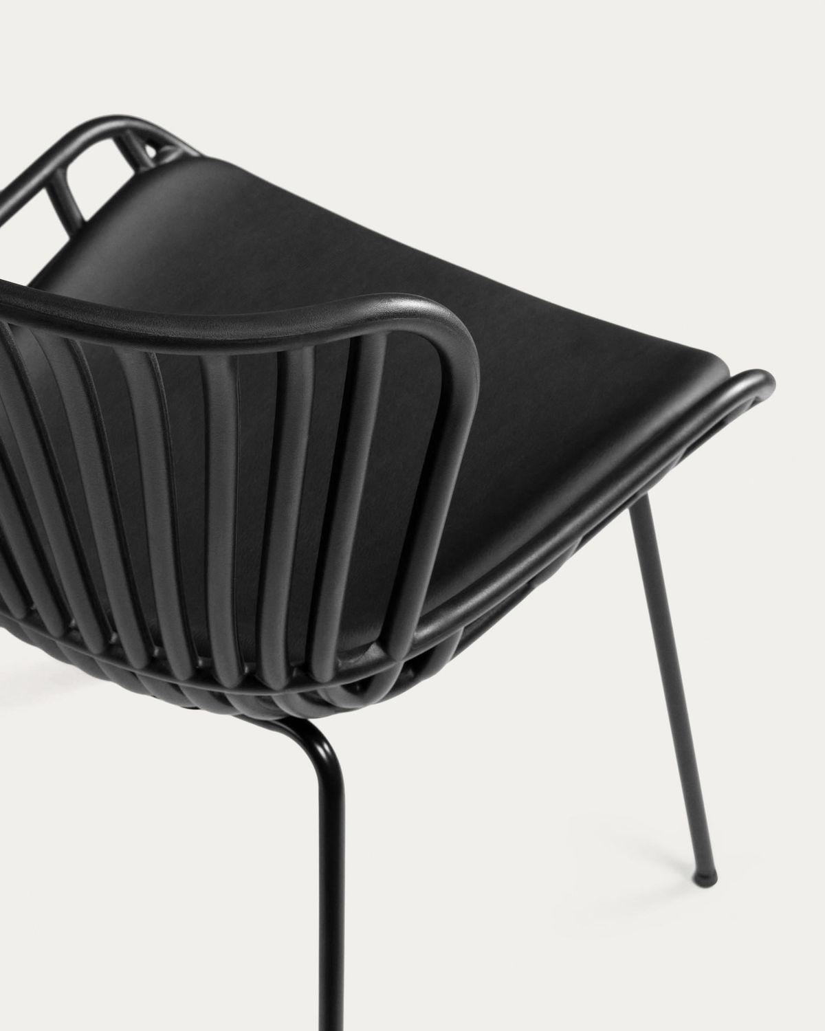 Silla Surpik con patas de acero con acabado negro