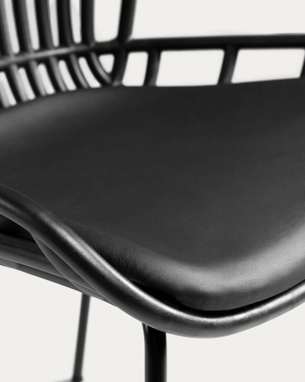 Silla Surpik con patas de acero con acabado negro