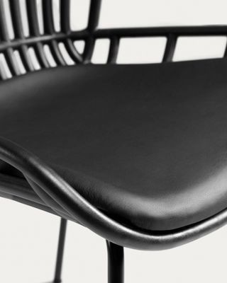 Silla Surpik con patas de acero con acabado negro