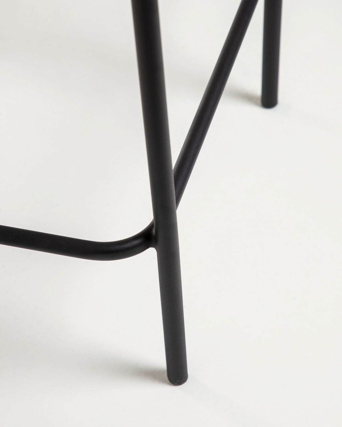 Taburete apilable Lambton de cuerda marrón y acero con acabado negro altura 62 cm