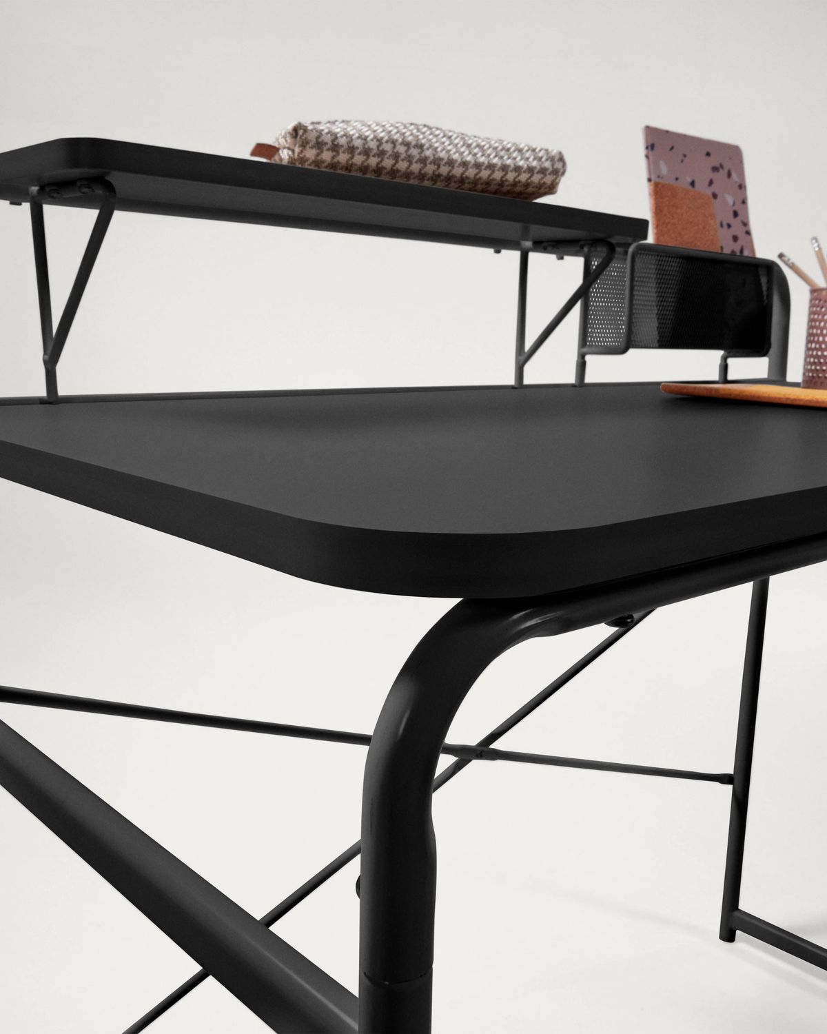 Mesa Foreman melamina acabado negro patas de acero acabado negro 98 x 46 cm