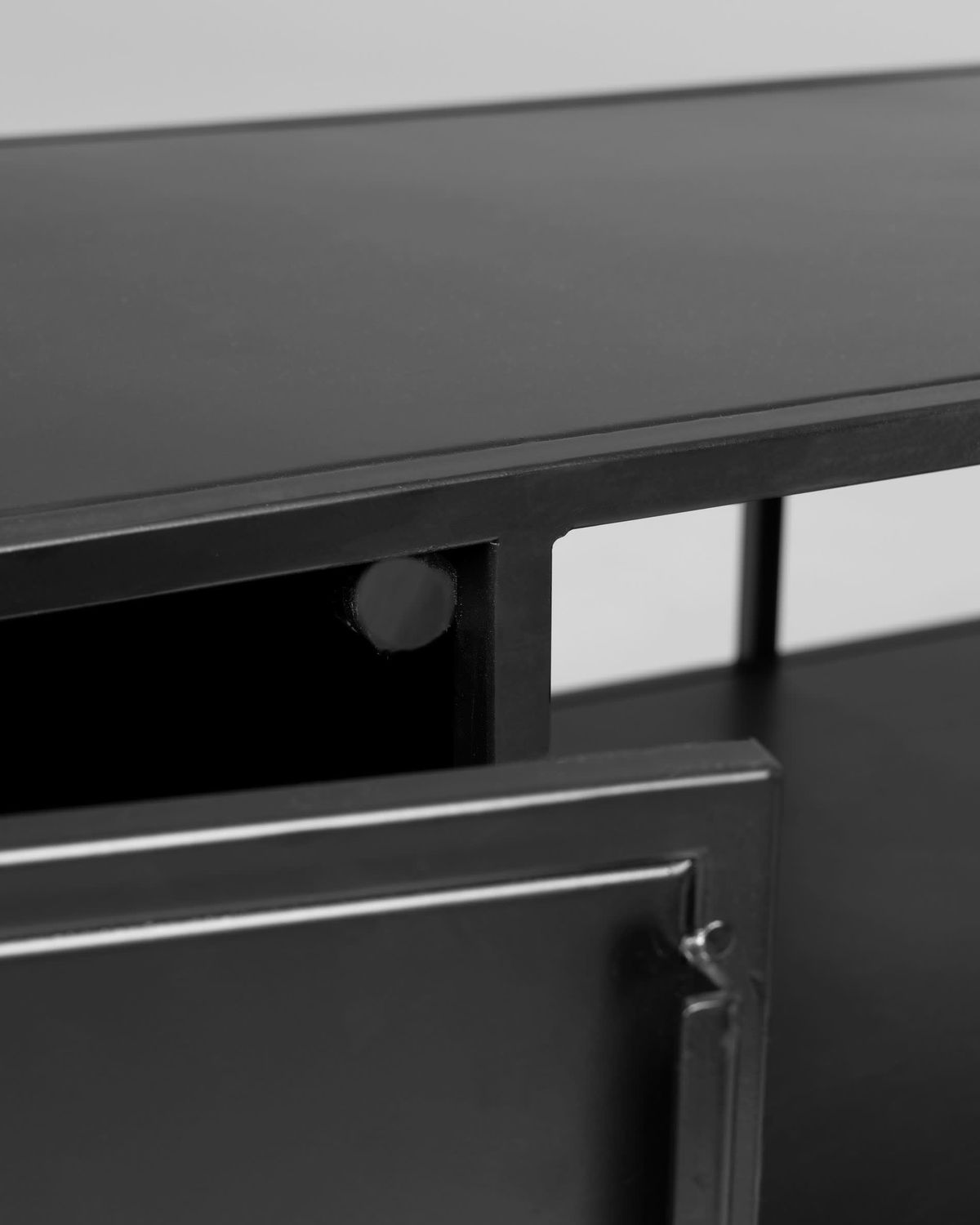Mueble TV Shantay 1 puerta y 1 cajón de metal con acabado pintado negro 150 x 50 cm