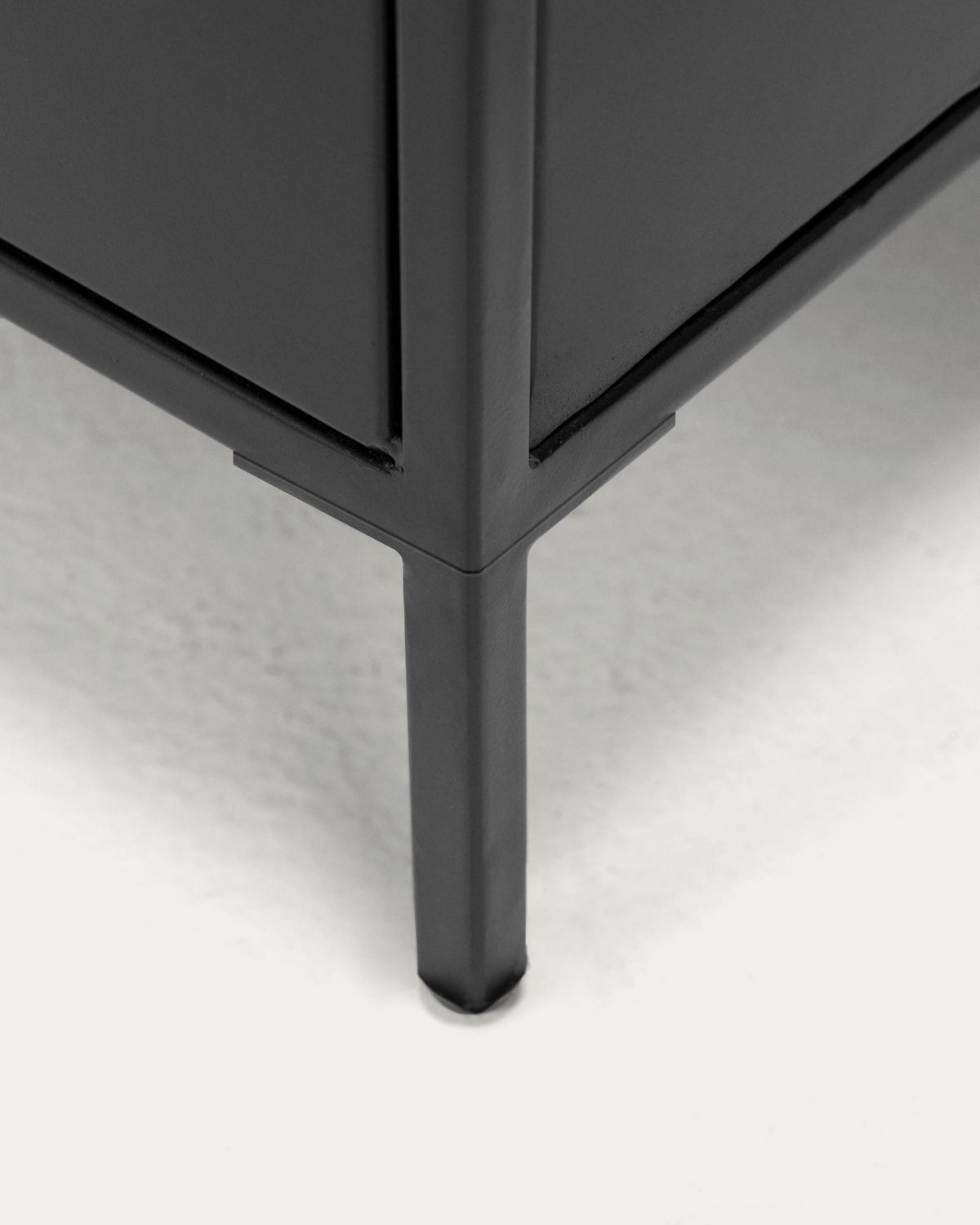 Mueble TV Shantay 1 puerta y 1 cajón de metal con acabado pintado negro 150 x 50 cm