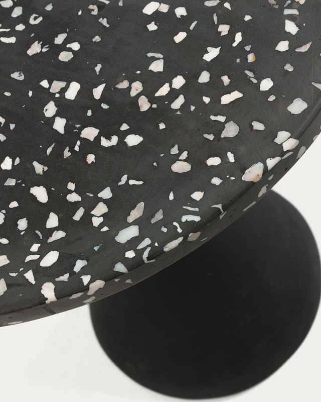 Mesa auxiliar Delano de terrazo negro y patas de acero acabado negro Ø 40 cm