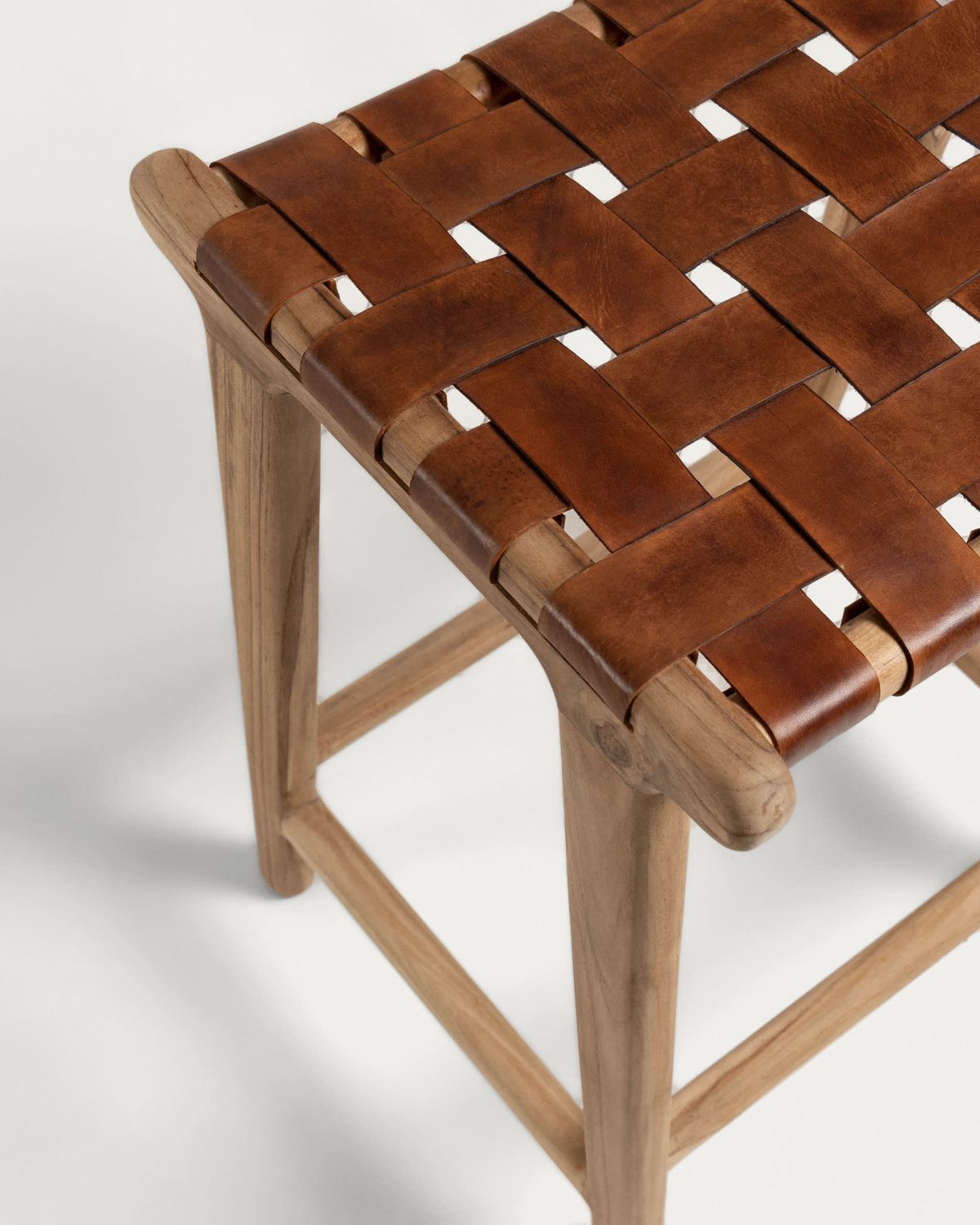 Taburete Calixta de piel y madera maciza de teca con acabado natural 67 cm