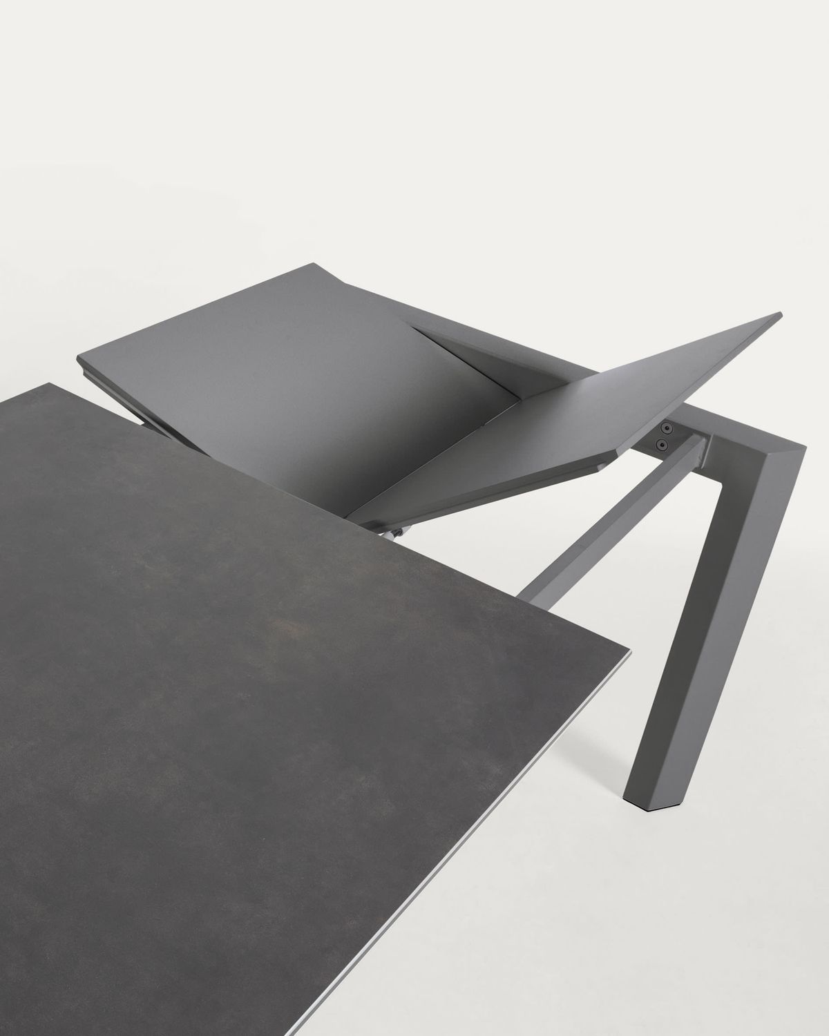 Mesa extensible Axis porcelánico acabado Vulcano Roca patas acero gris oscuro 140 (200) cm