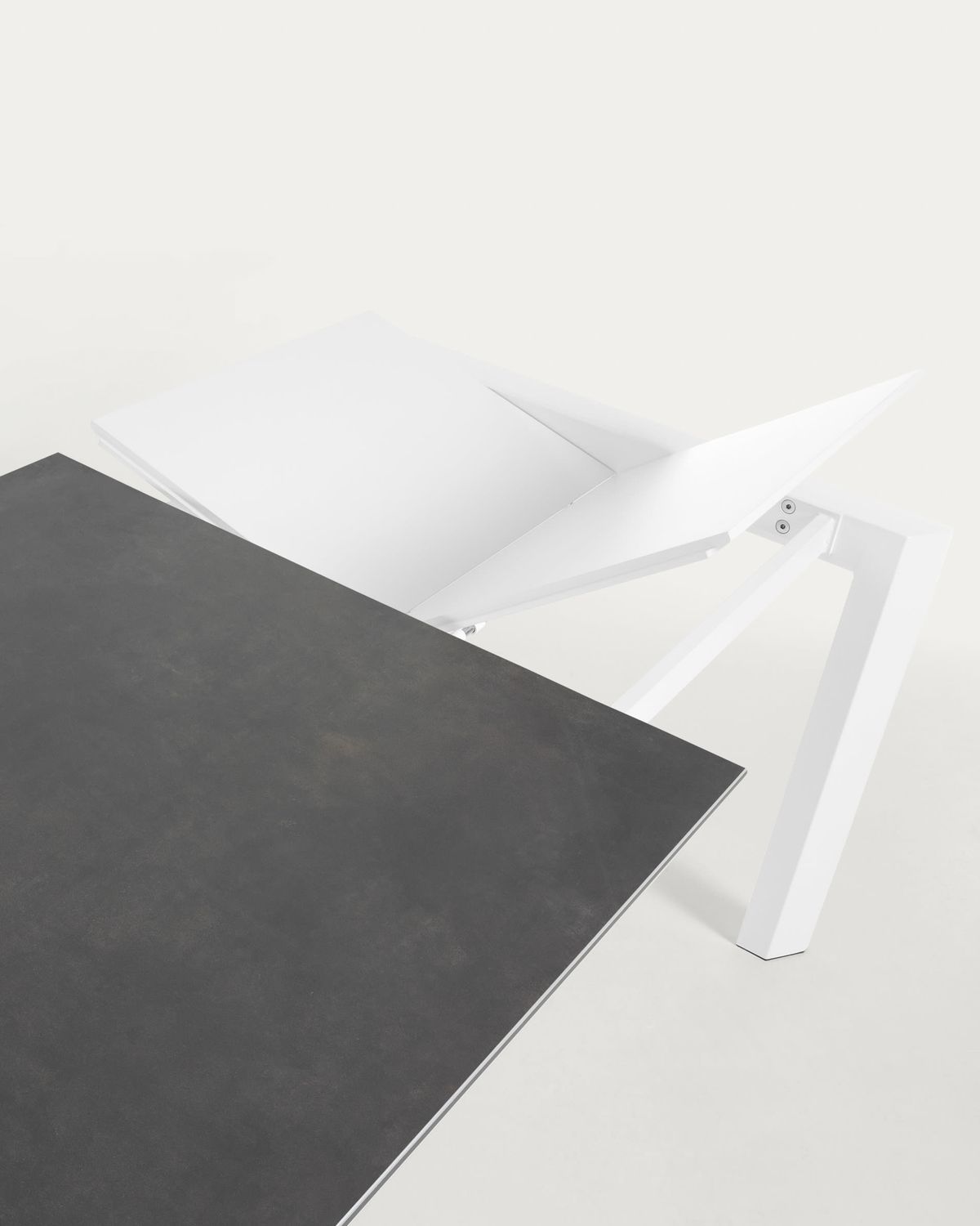 Mesa extensible Axis porcelánico acabado Vulcano Roca y patas acero blanco 120 (180) cm