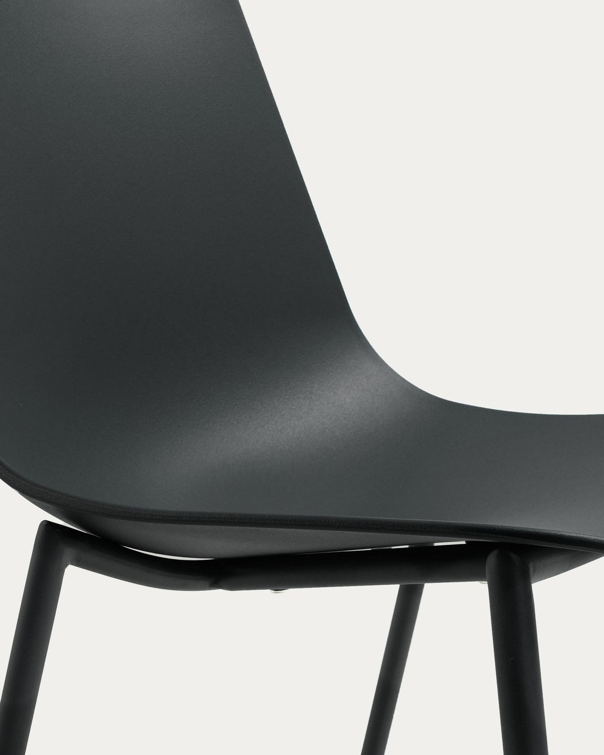 Silla Whatts con patas de acero con acabado negro