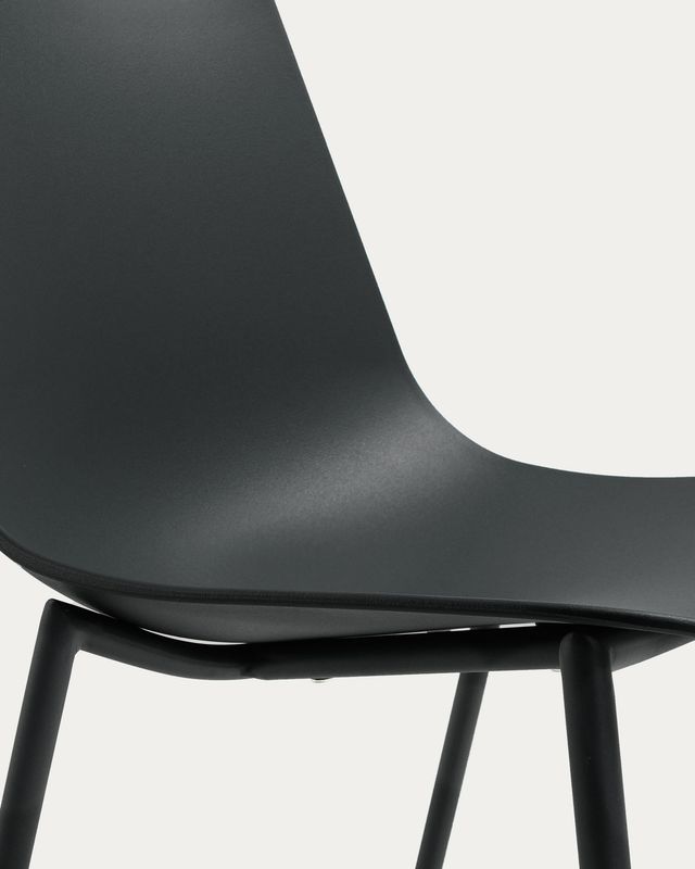 Silla Whatts con patas de acero con acabado negro