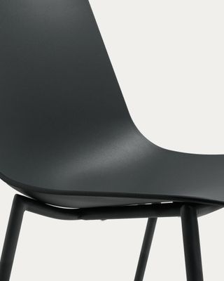 Silla Whatts con patas de acero con acabado negro