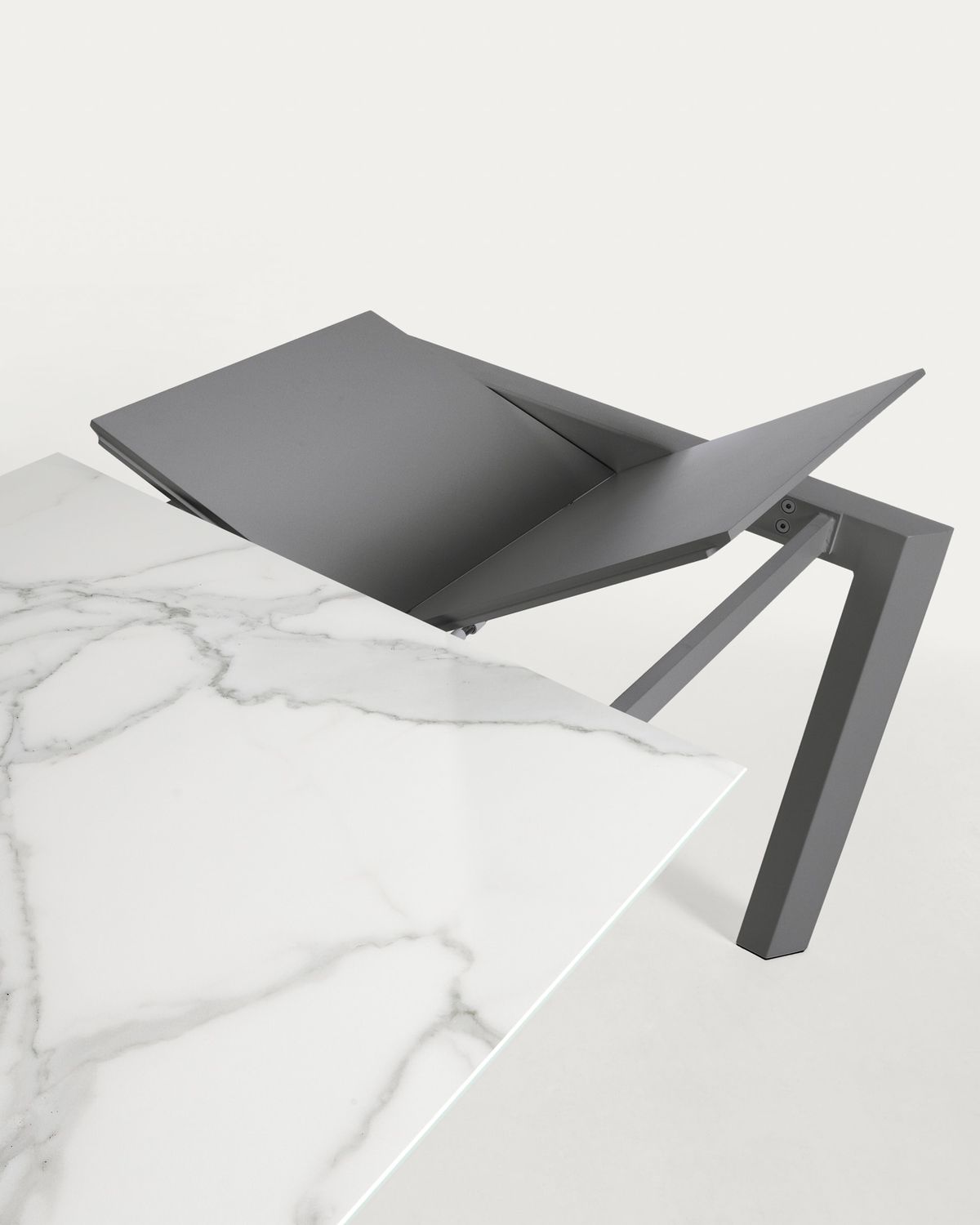 Mesa extensible Axis porcelánico acabado Kalos Blanco patas antracita 160 (220) cm