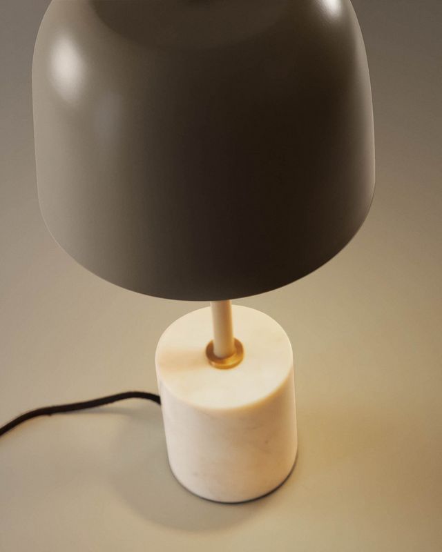Lámpara de mesa Alish de metal con acabado pintado beige y mármol blanco