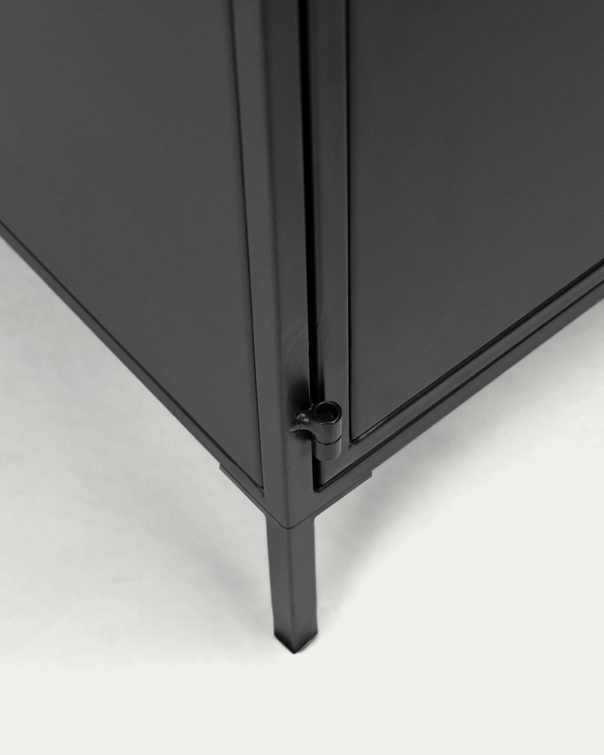 Aparador Shantay 3 puertas de acero con acabado pintado negro 160 x 72 cm
