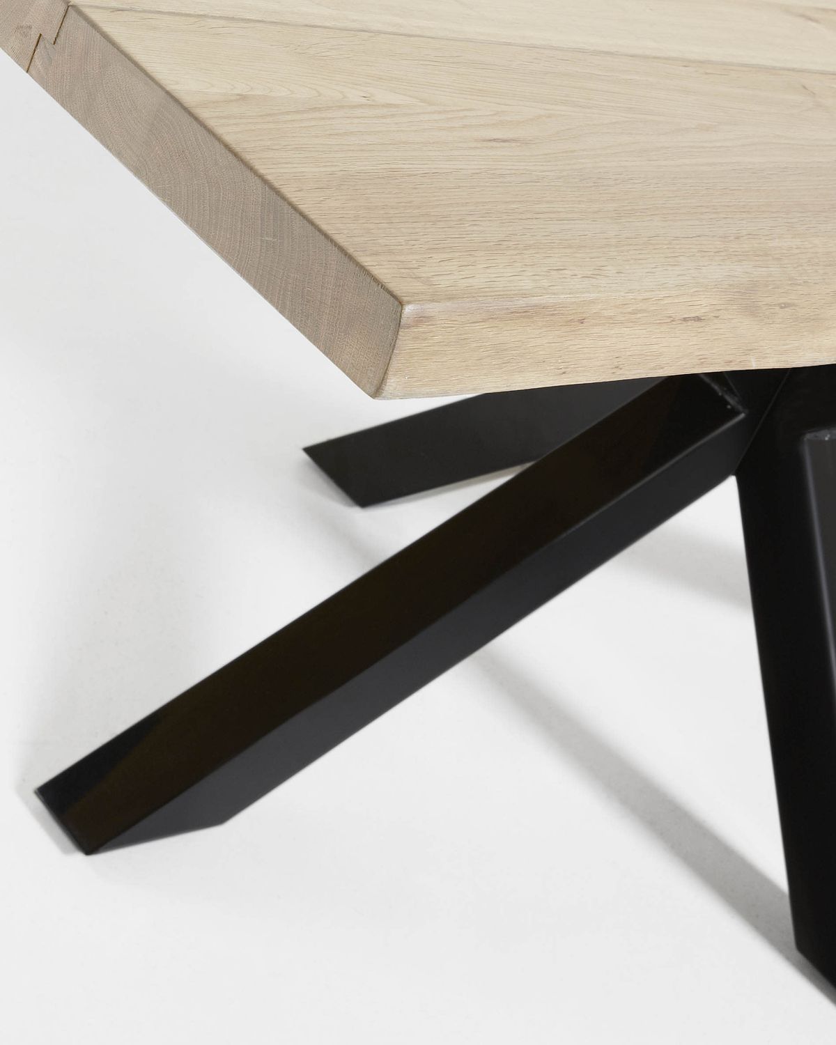 Mesa Argo de chapa de roble blanqueado y patas de acero acabado negro 160 x 90 cm