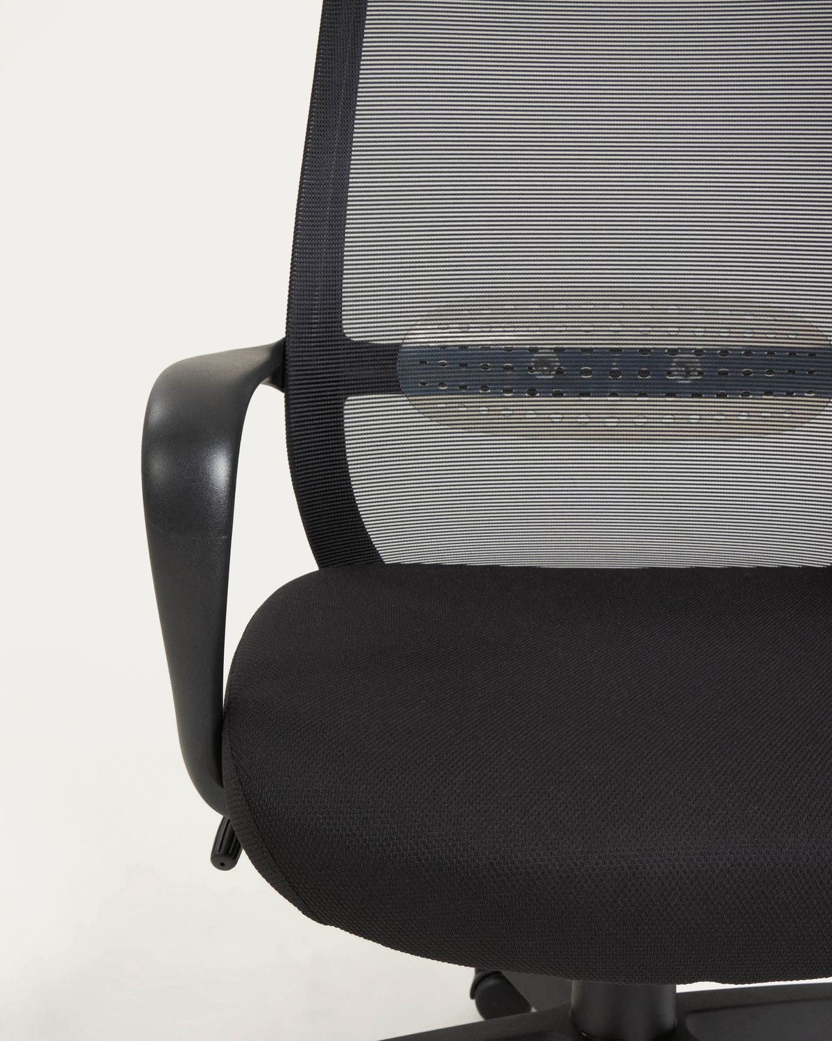Silla de escritorio Melva negro  y patas de acero negro