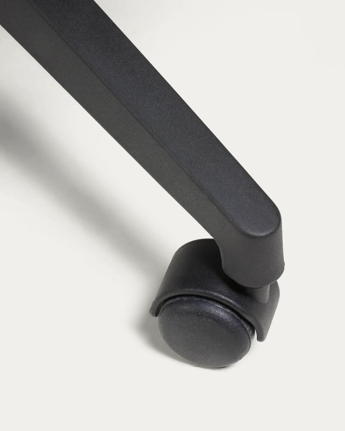 Silla de escritorio Melva negro  y patas de acero negro