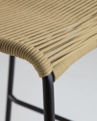 Taburete apilable Lambton de cuerda marrón y acero con acabado negro altura 74 cm