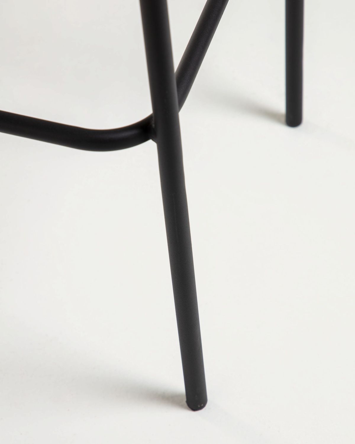 Taburete apilable Lambton de cuerda marrón y acero con acabado negro altura 74 cm