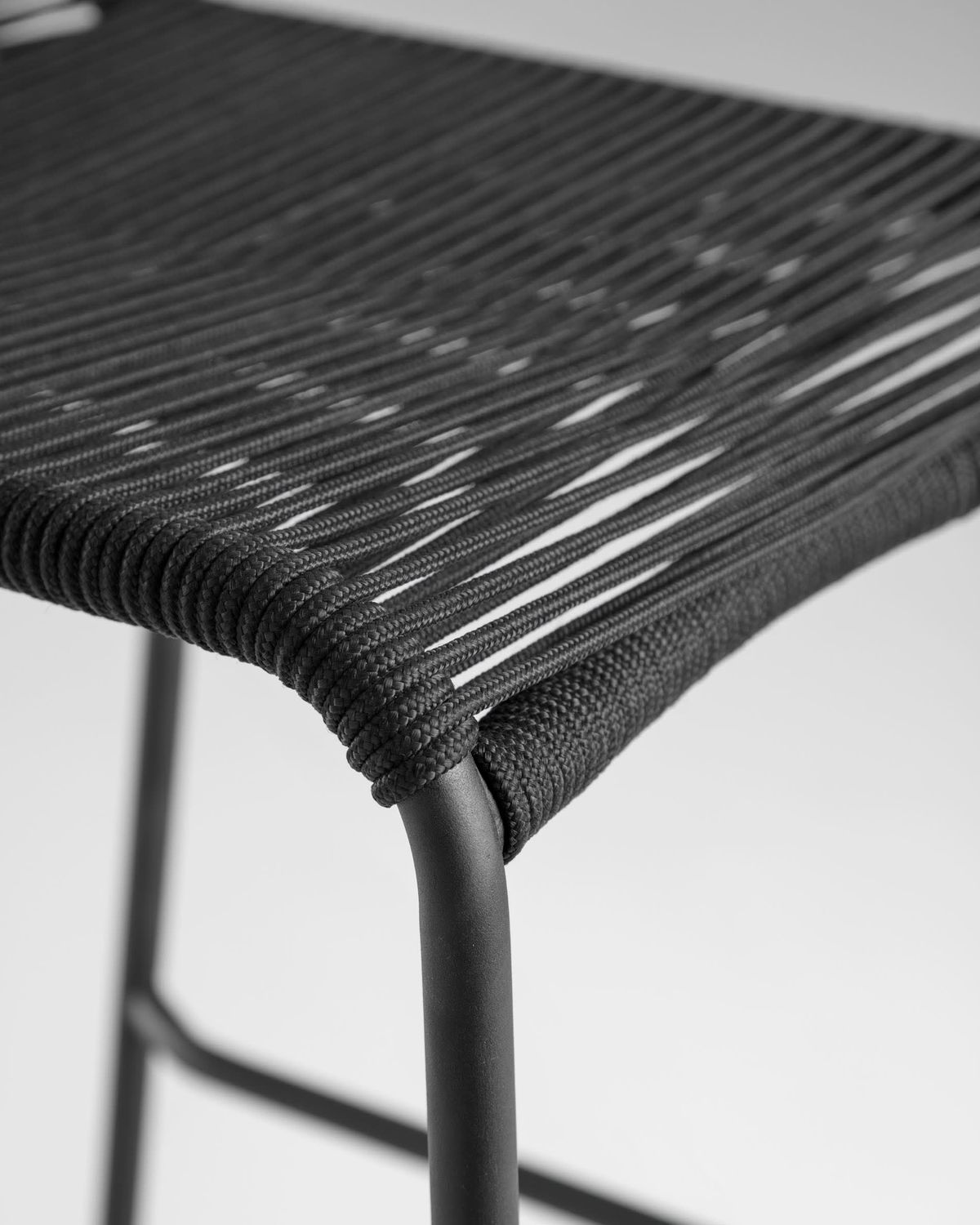 Taburete apilable Lambton de cuerda negro y acero con acabado negro altura 74 cm