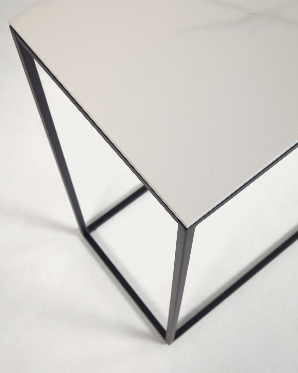 Consola Rewena sobre porcelánico acabado Kalos Blanco y estructura de acero 110 x 75 cm