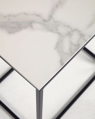 Mesa auxiliar Rewena sobre porcelánico acabado Kalos Blanco 45 x 30 cm