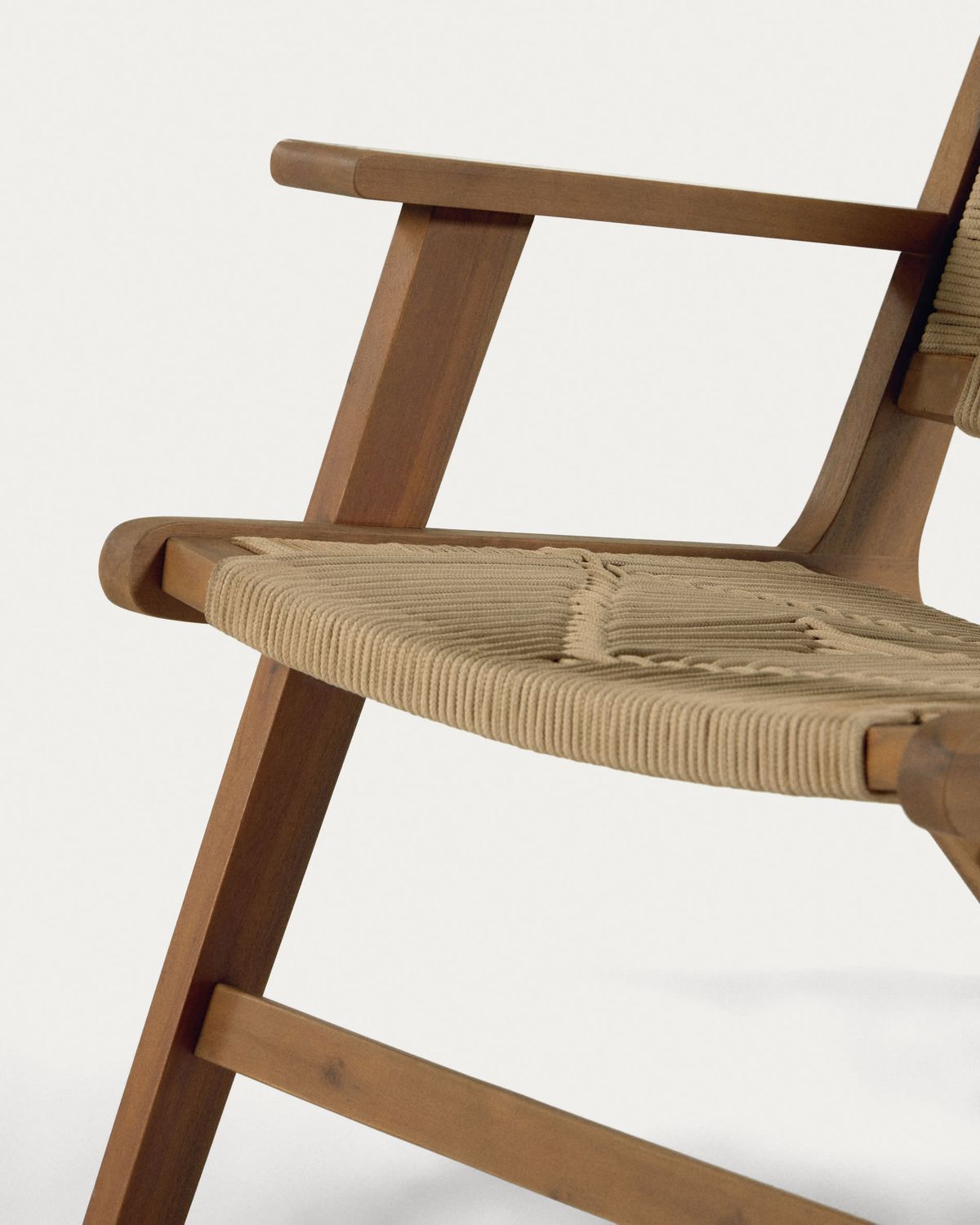 Sillón Geralda madera maciza acacia con acabado oscuro FSC 100%