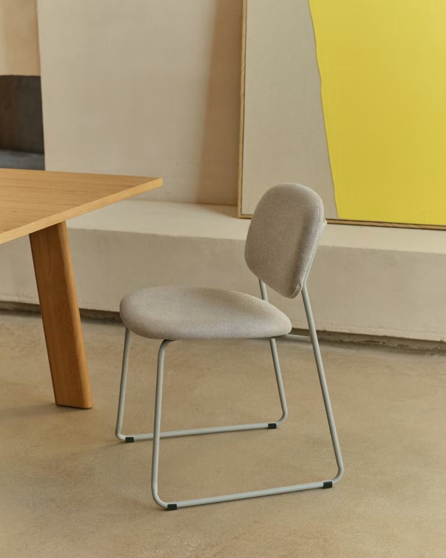 Silla apilable Meli de chenilla beige y patas de metal beige FSC Mix Credit