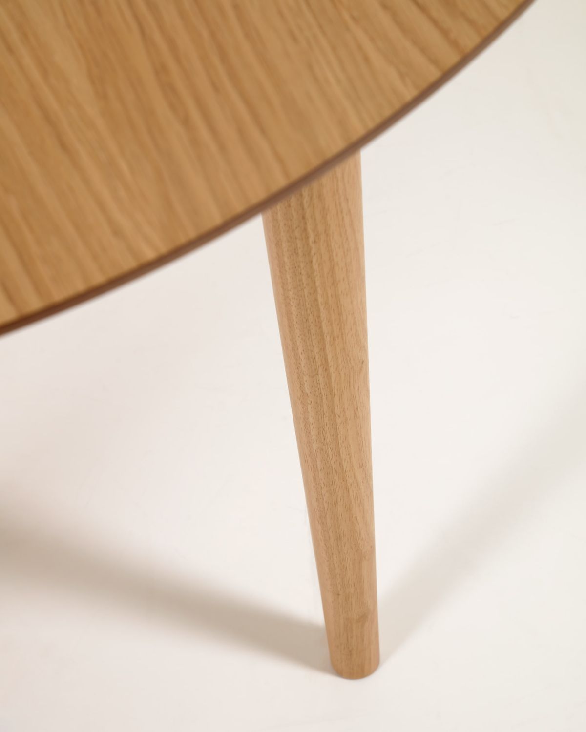 Mesa extensible oval Oqui en chapa de roble y patas de madera maciza Ø 140 (220) x 90 cm