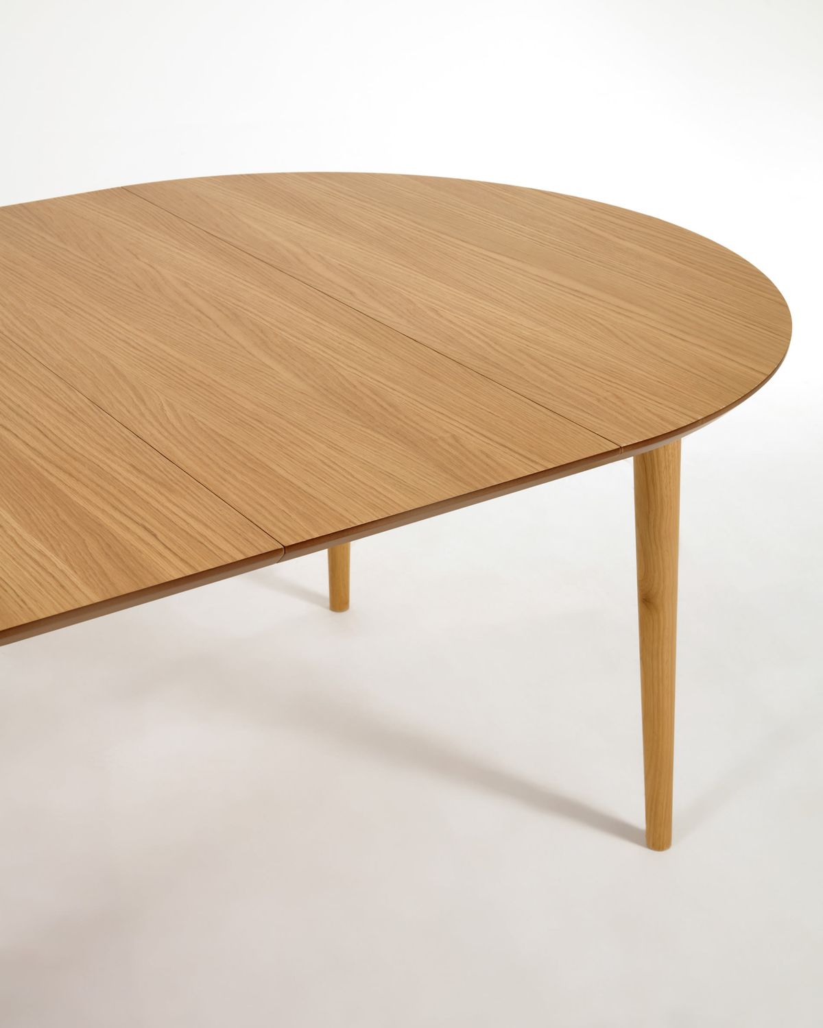 Mesa extensible oval Oqui en chapa de roble y patas de madera maciza Ø 140 (220) x 90 cm