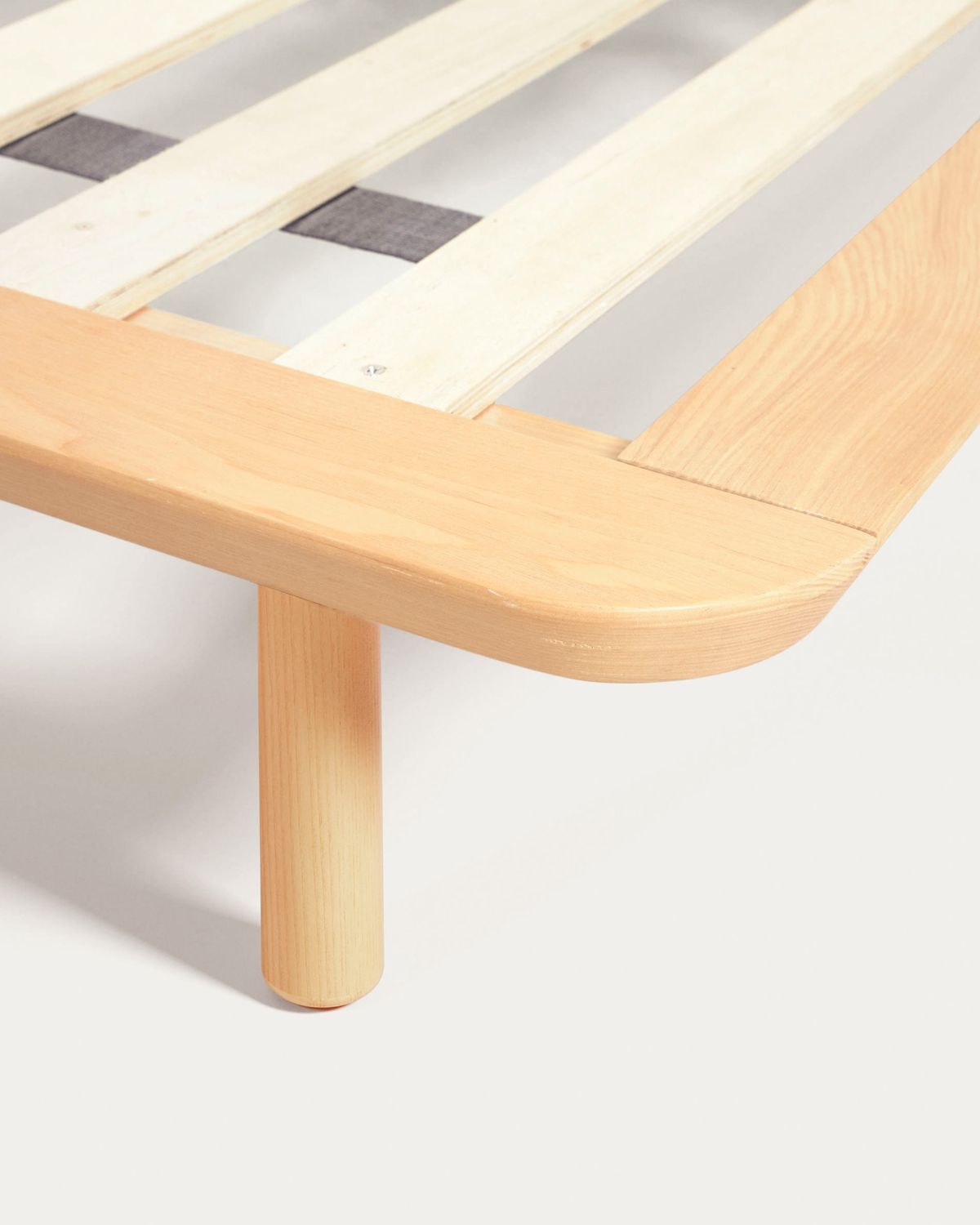 Cama Anielle de madera maciza de fresno para colchón de 90 x 200 cm