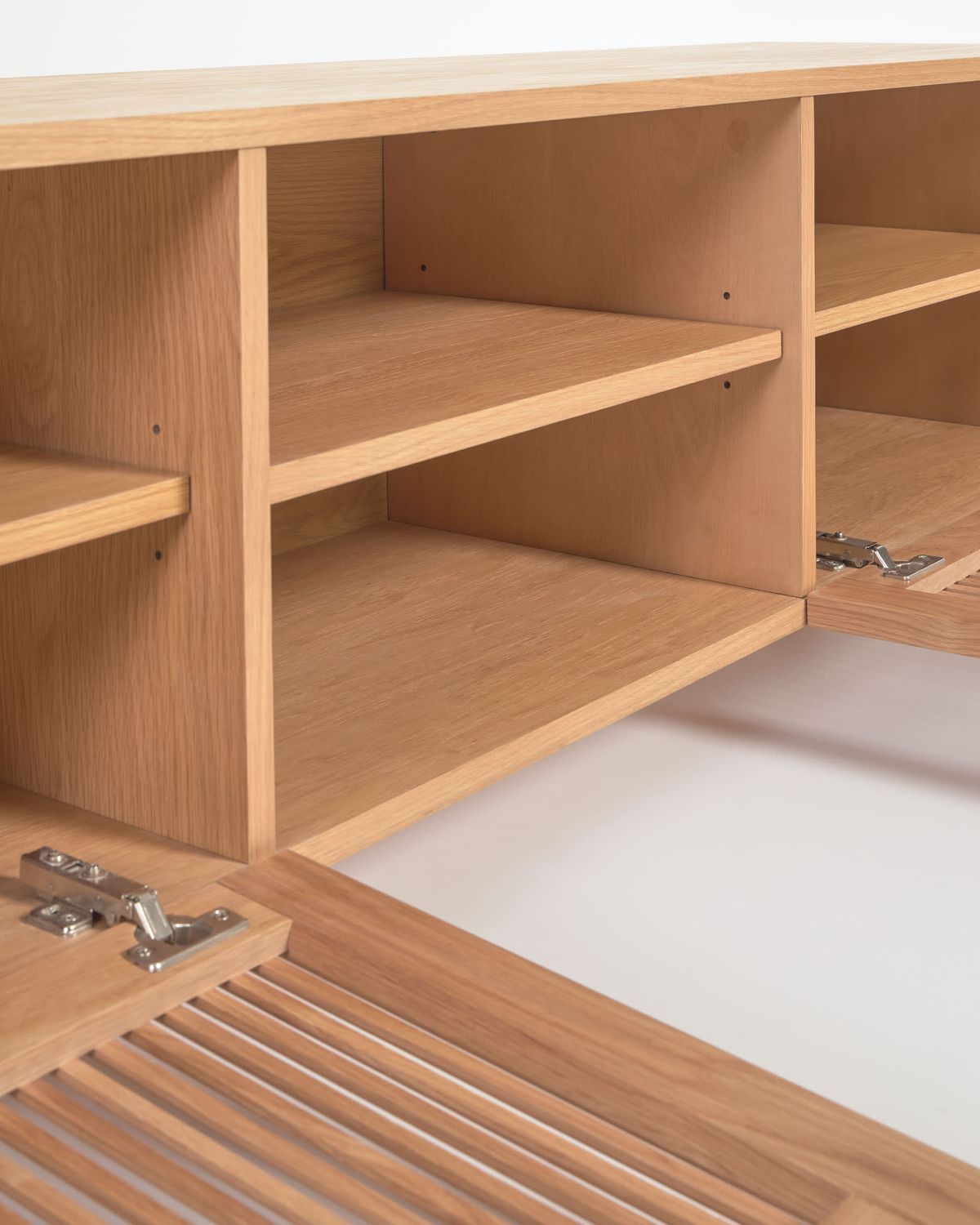 Mueble TV Beyla 2 puertas de madera maciza de fresno y chapa de roble 180x49,5 cm FSC 100%