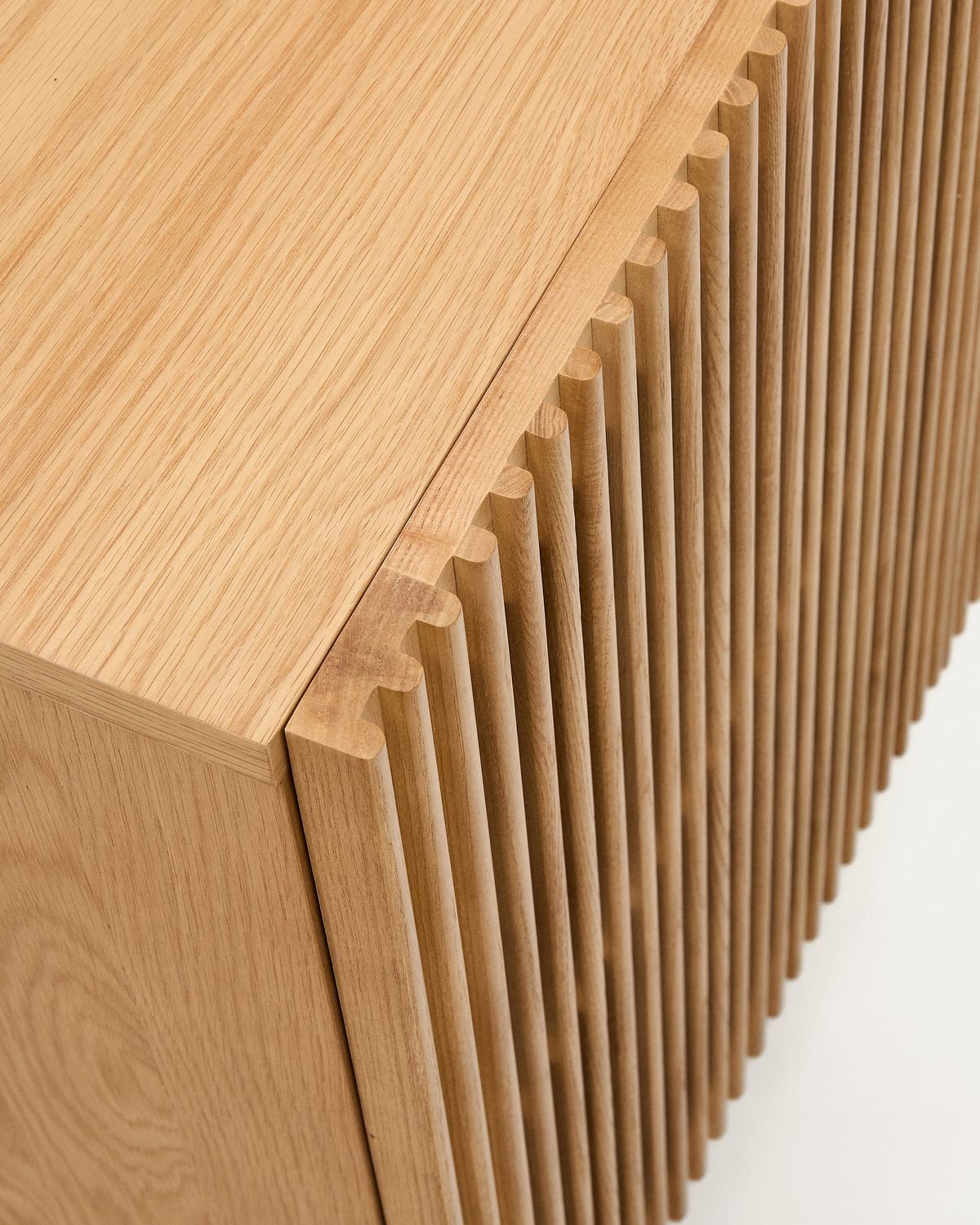 Aparador Beyla 4 puertas de madera maciza de fresno y chapa de roble 180 x 71,5 cm FSC 100%