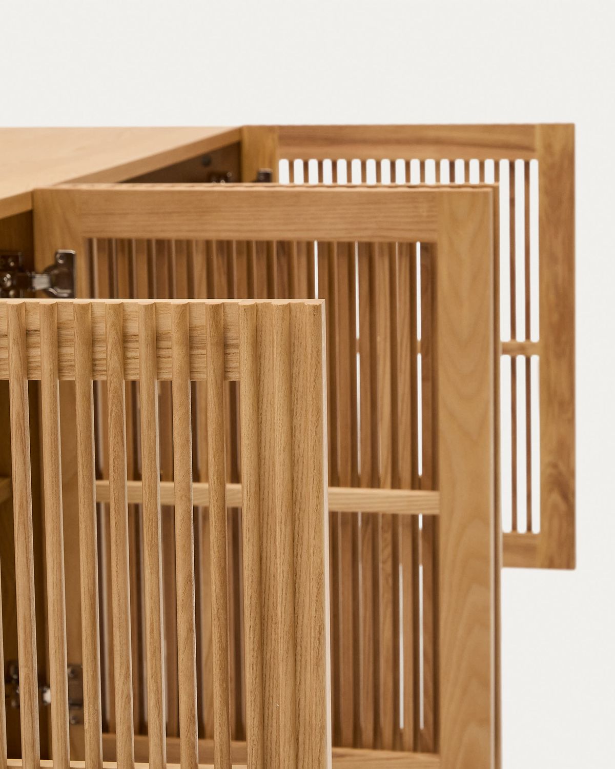 Aparador Beyla 4 puertas de madera maciza de fresno y chapa de roble 180 x 71,5 cm FSC 100%
