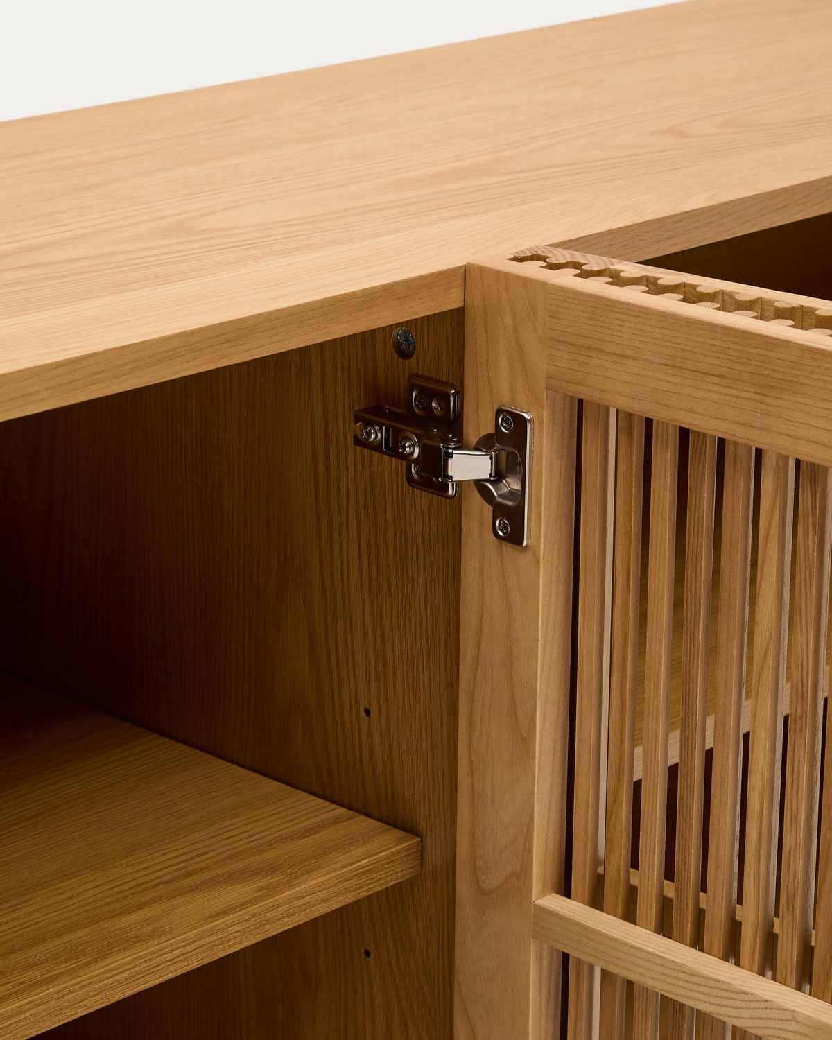 Aparador Beyla 4 puertas de madera maciza de fresno y chapa de roble 180 x 71,5 cm FSC 100%