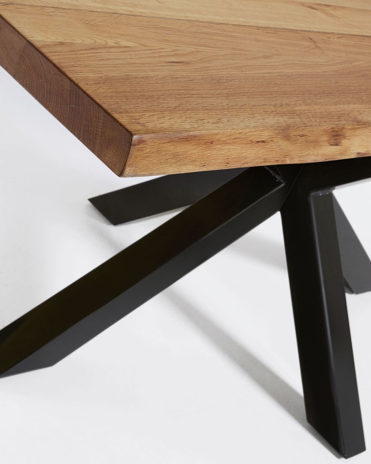 Mesa Argo de chapa de roble acabado natural y patas acero acabado negro 160 x 90 cm