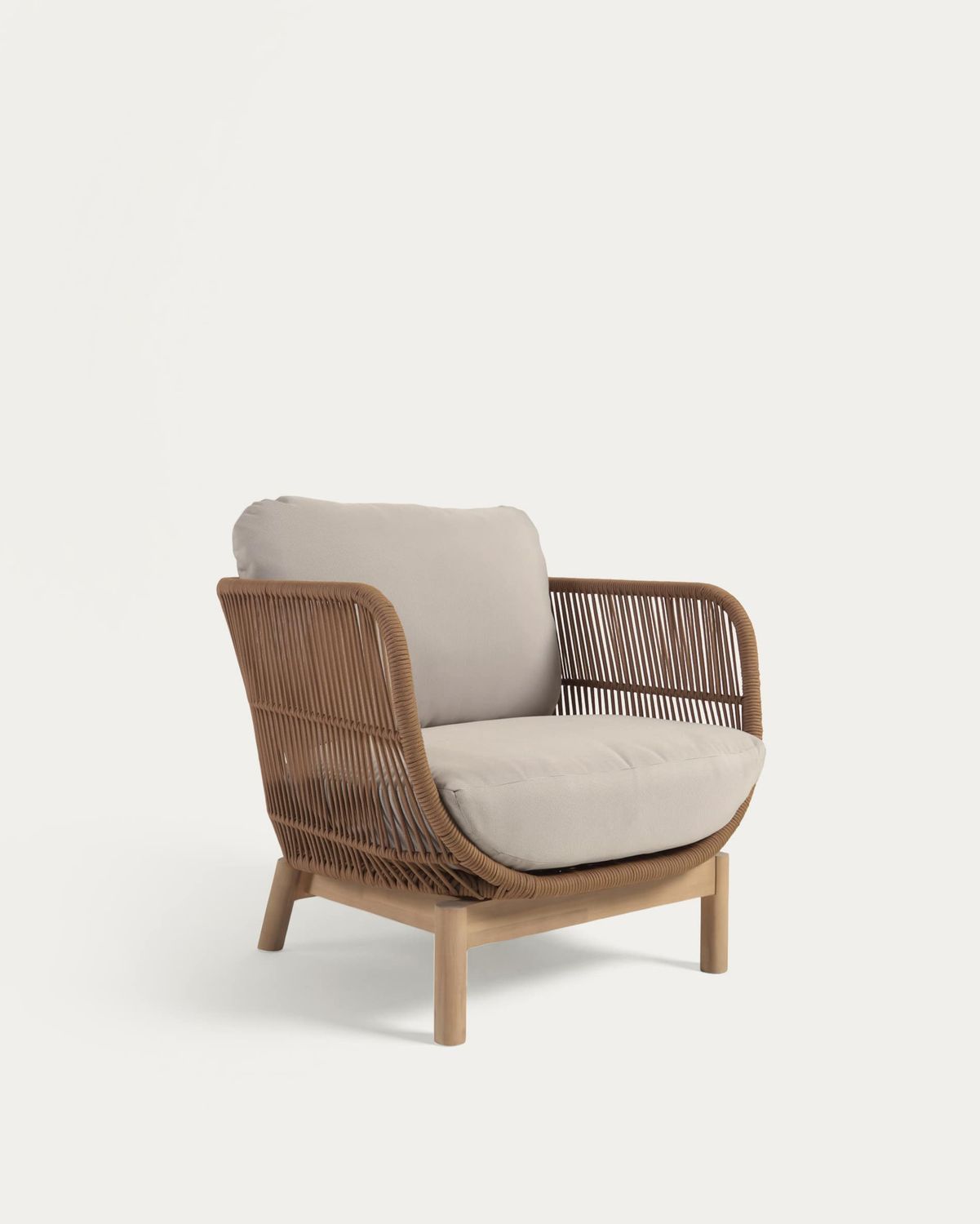 Butaca Catalina de cuerda beige y madera maciza de acacia FSC 100%