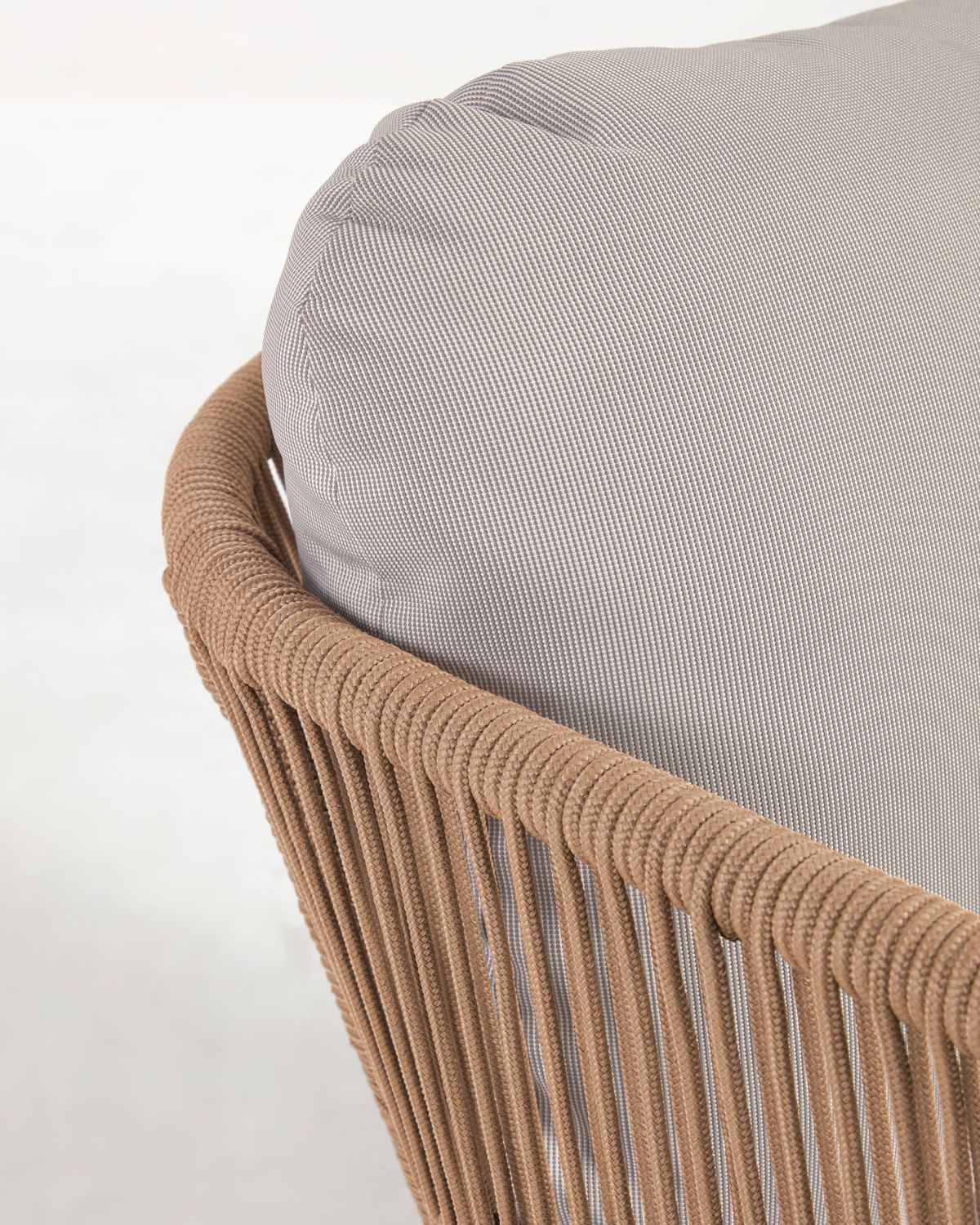 Butaca Catalina de cuerda beige y madera maciza de acacia FSC 100%