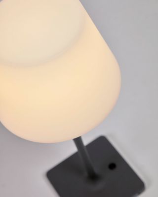 Lámpara de mesa de exterior Aluney con acabado pintado negro