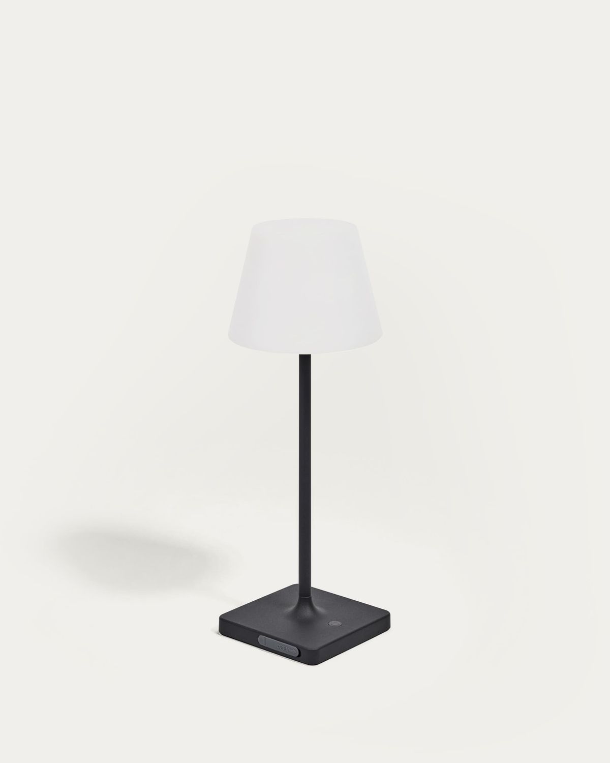 Lámpara de mesa de exterior Aluney con acabado pintado negro