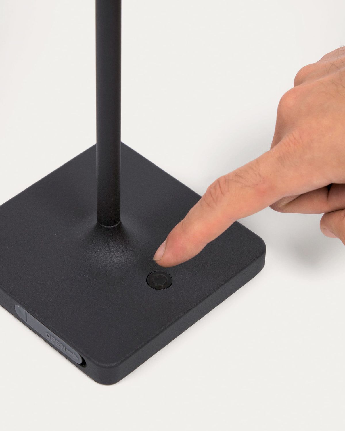 Lámpara de mesa de exterior Aluney con acabado pintado negro