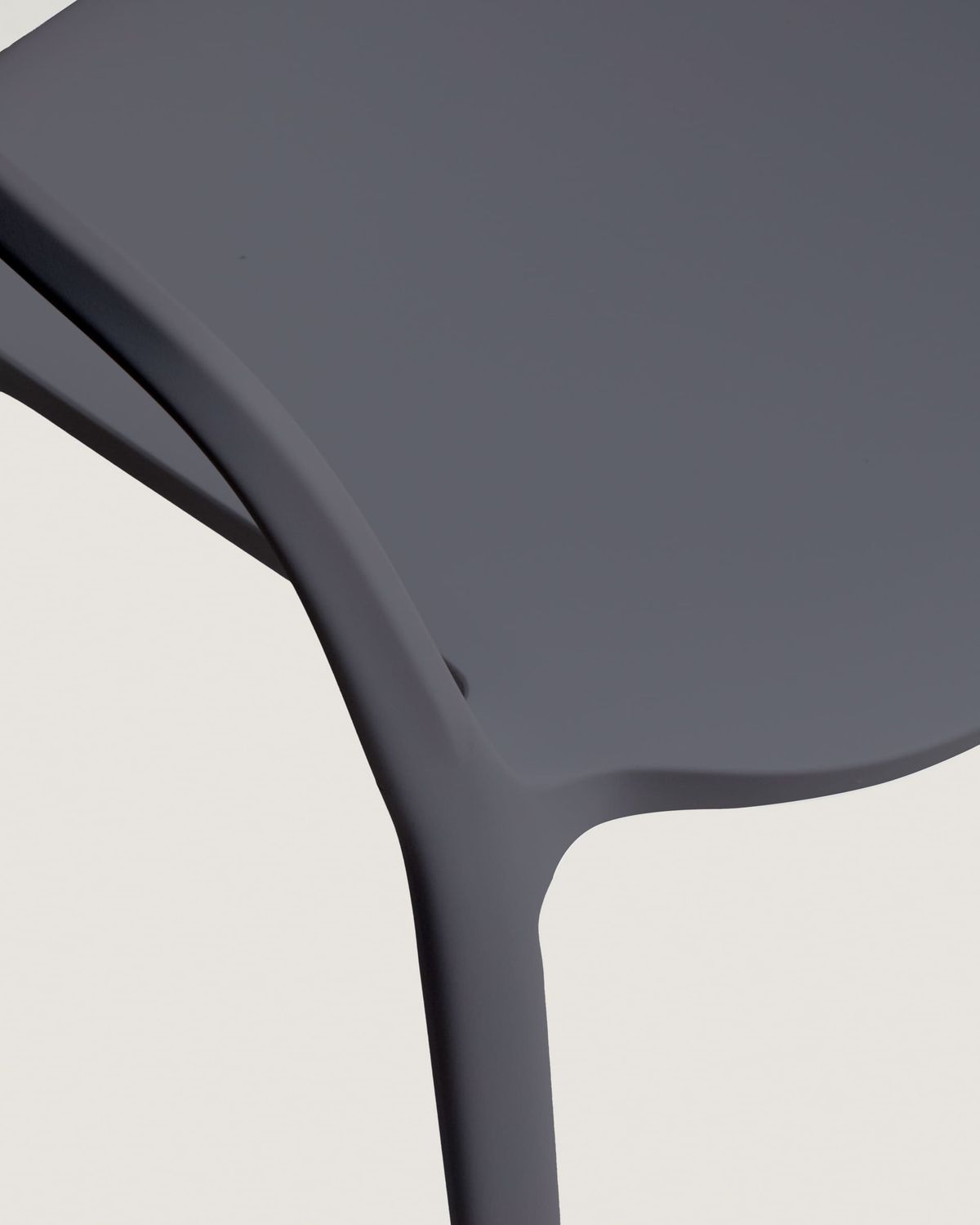 Silla apilable de exterior Ania gris oscuro