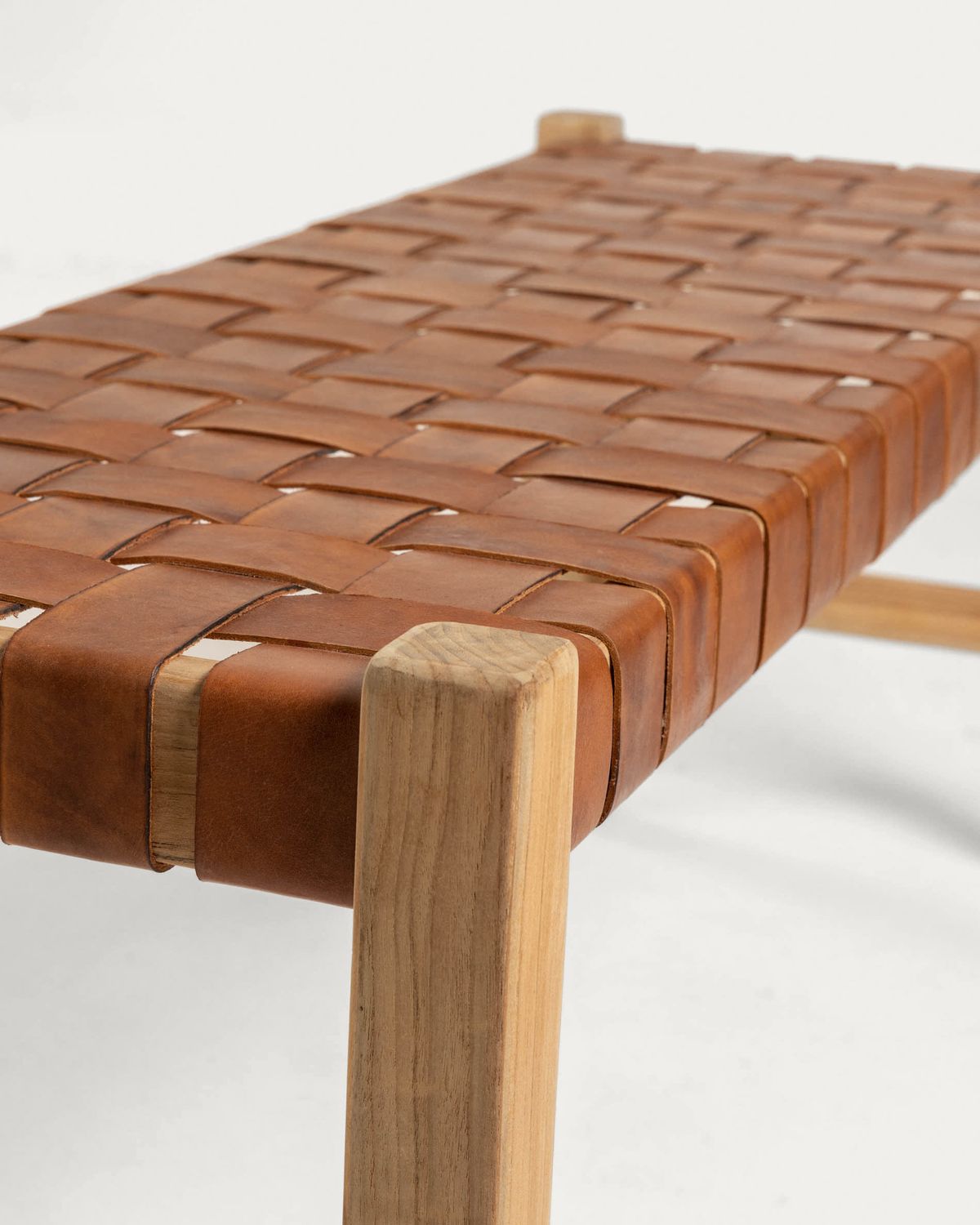 Banco Calixta de piel y madera maciza de teca con acabado natural 120 cm