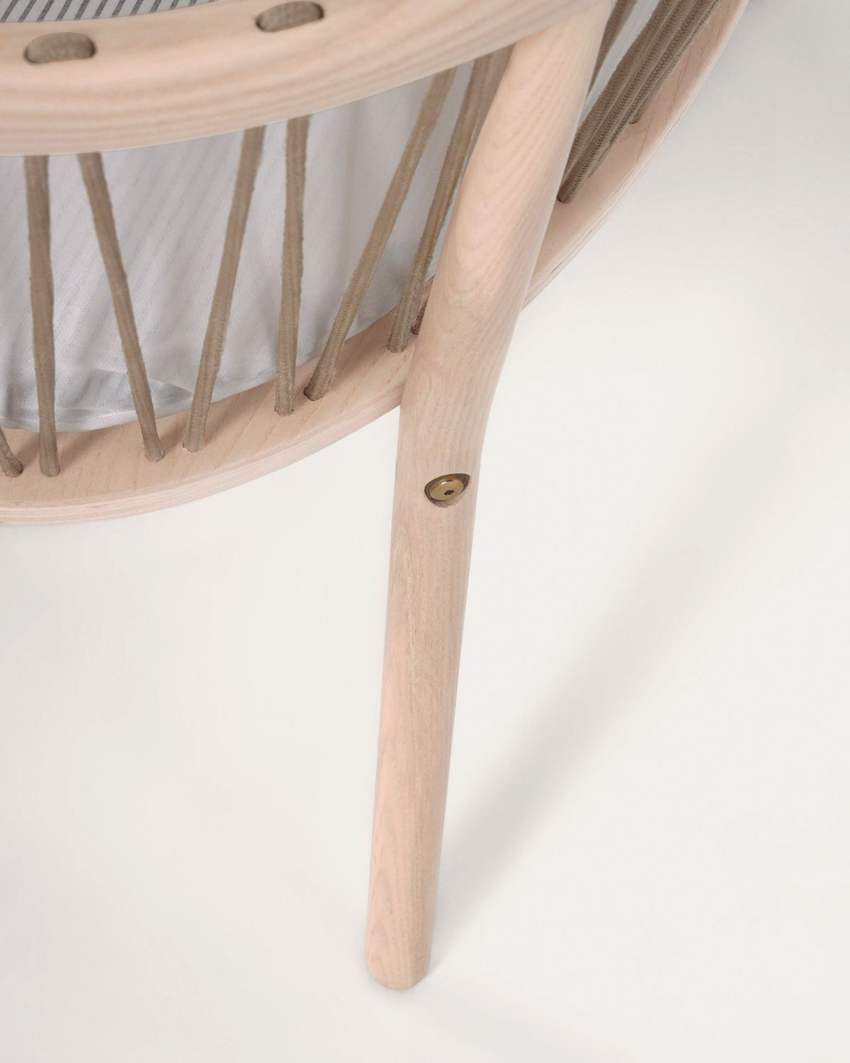 Moisés Leonela de madera maciza fresno y contrachapado 97 x 62 cm FSC 100%