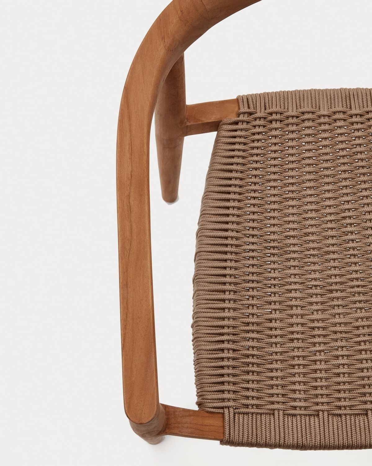 Silla apilable de exterior Ydalia de madera maciza de teca con acabado natural y cuerda beige